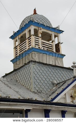 ปราการไม้ที่ weathered ในท่าเรือวิคตอเรียนในอีทบอร์นใน Sussex ตะวันออก ประเทศอังกฤษ