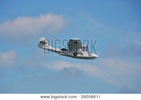 EASTBOURNE, ENGLAND - AUGUST 14: A Catalina vandflyver udfører på Airbourne airshow på August 14,