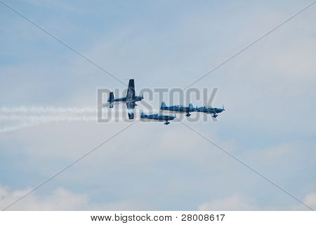 EASTBOURNE, ENGLAND - AUGUST 14: Vinger aerobatic display holdet klarer sig på Airbourne airshow 
