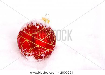 Bolas vermelhas de Natal com neve