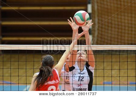 KAPOSVAR, 헝가리-11 월 25 일: Zsofia Harmath (레드 3) 헝가리어 챔피언 voll에서 행동
