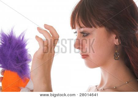 En sevdiğiniz oyuncak beyaz izole olan genç kadın