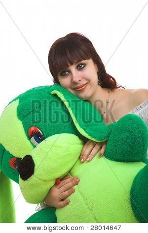 büyük yeşil oyuncak beyaz izole olan genç kadın