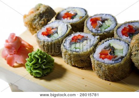 suhi อร่อยที่แยกต่างหากใน backgrouund สีขาว