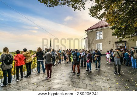 Tallinn, Estonia - September 8 2018: A Crowd Of Tourists Visit The Toompea Hill Patkuli Overlook To 
