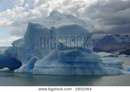 ภูเขาน้ำแข็งใน Lake Argentino ใกล้ Upsala กลาเซียร์