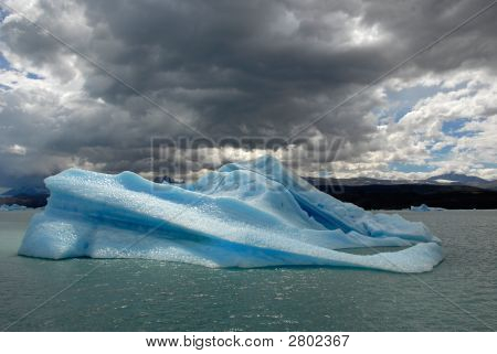 ภูเขาน้ำแข็งใน Lake Argentino ใกล้ Upsala กลาเซียร์
