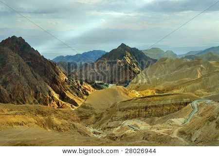  Cesta mezi vícebarevné hory v poušti nedaleko města Eilat v Izraeli