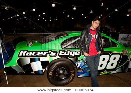 2011 Funken der Liebe Toy Drive gehostet von Kiowa Gordan