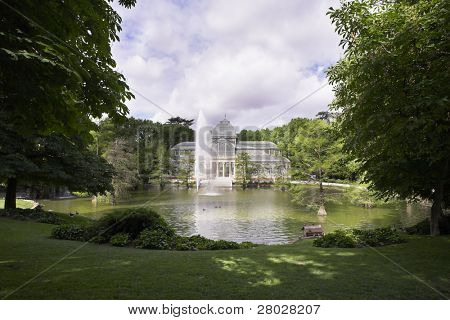 Il noto Palazzo di cristallo, lago e Fontana a Madrid parco 