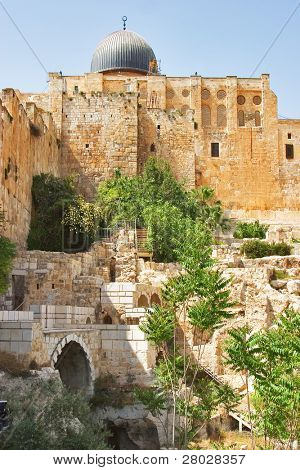  alten Mauern von Jerusalem und eine Kuppel von einer Moschee 