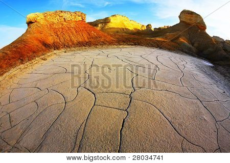 Staré hory a suché zemi v poušti v Izraeli, fotografoval cíl ryby ey