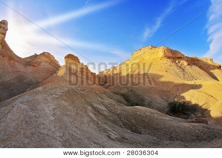 Hügel der wunderlichen Formen aus Sandstein auf einen Sonnenuntergang