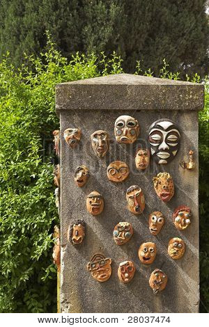 Sten curbstone i en have indrettet keramiske rituelle masker