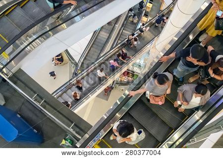 Bangkok, Thailand - August 26: Multiple Escalators Transports Unidentified Shoppers From One Floor T