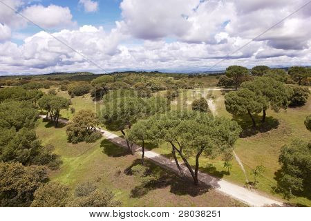 großer Park in einem Vorort von Madrid, fotografiert von einer Seilbahn teleferico