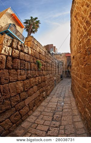 Smal gade i gamle Yaffo. Klart skyfri dag i December