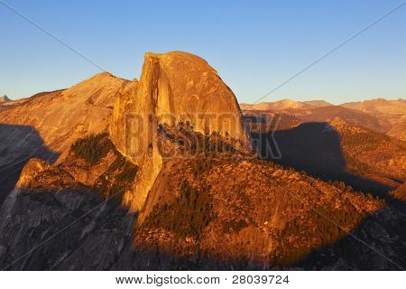 Solnedgång i nationalparken Yosemite. Välkända toppen av berget halv Doum