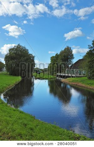 Urokliwy park i mały kanał w Muzeum Etnograficznym miasteczka w Holandii