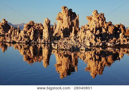 Favolosamente bella Mono Lake con fantastica barriera corallina-tufo. Tramonto