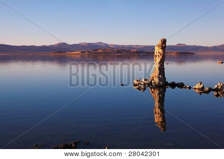Favolosamente bella Mono Lake con fantastica barriera corallina-tufo. Tramonto