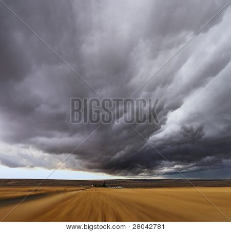 Gewitter über Felder nach der Ernte. eine Fata Morgana auf hohe Geschwindigkeit