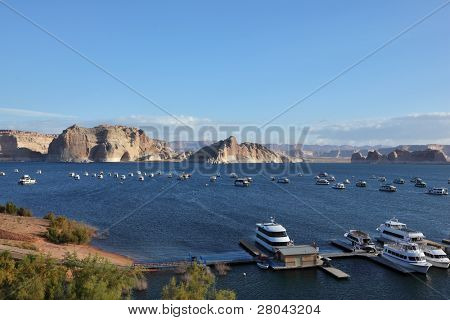 Flotille af elegant hvid yachts på Lake Powell. Yacht pier på søen