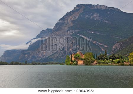 Lago di Toblino nelle montagne del Nord Italia e un castello medievale