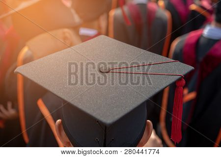 Graduates Wear Graduation Gowns,ceremonies Of University Graduates.
