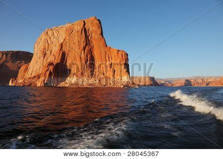 Yolculuk tekne ile Lake Powell üzerinde seyahat. Pitoresk astern gemi dalgalar. Gün batımı ışınları aydınlatmak 