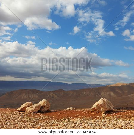 Magnifica giornata trasparente nel deserto di Giudea. Enormi massi lungo l'autostrada, un cielo senza