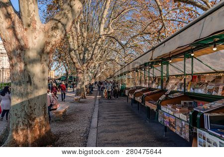 Rome / Italy - December 1 2018: Tourists At The Open Air Market In Lungotevere Castello, The Stretch