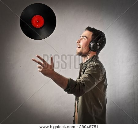 Giovane deejay indossare cuffie e gettando un disco di vinile