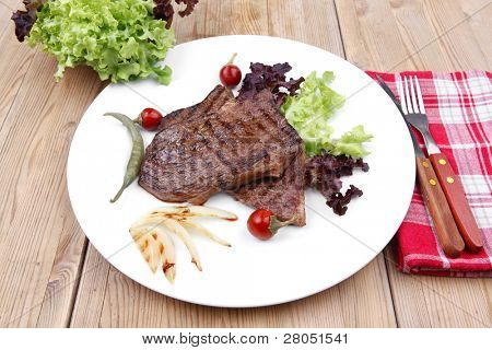 肉料理： 2 つの緑のレタスのサラダ、ロースト オニオン、レッド ・ ホット ・ チリ ・ ペッパーズ、ステーキのグリル