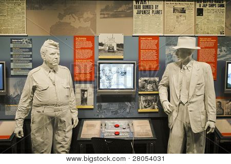 estatuas de físico J. Robert Oppenheimer y General Leslie R. Groves