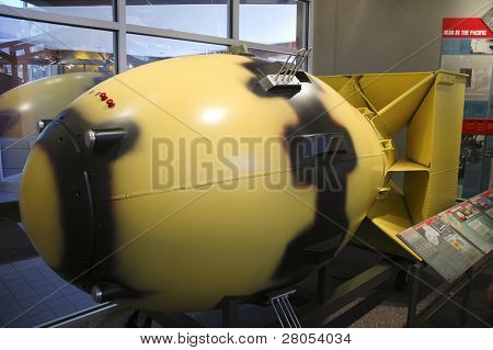 réplica del arma nuclear