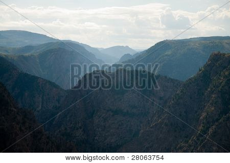 vissza világít, és a ködös black canyon rétegek