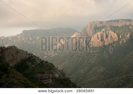 canyon de genévrier dans les monts Chisos sur sentier de Lost