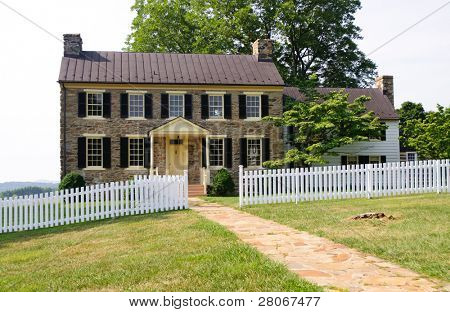 von historischen Häusern und weißen Pickett Zaun auf einem Hügel