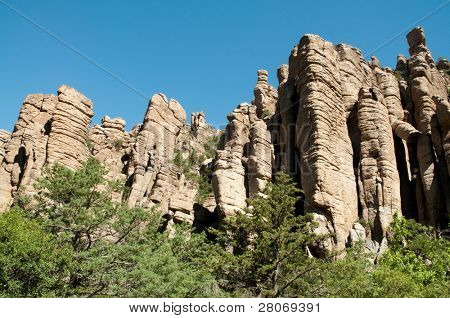 muro di formazioni rocciose torreggianti