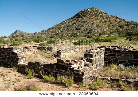 ผนังอิฐหินของอะโดบีสถานแห่งชาติป้อมโบวี