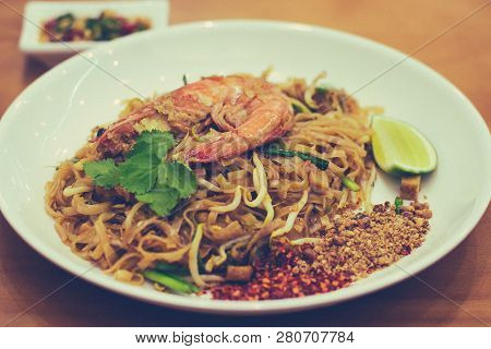 Phad Thai Fried Flat Rice Noodles With Prawns