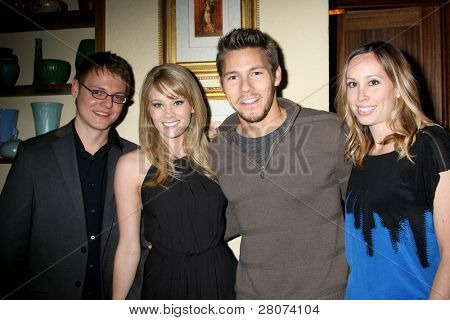 LOS ANGELES - DEC 17: Kim Matula, Scott Clifton, gæsterne på 2011 Tom / Achor årlige Christmas Pa