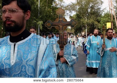 TOMSK, Rusia - el 9 de agosto: Ortodoxa procesión en Tomsk y celebraciones dedicadas a la segunda buscarEn