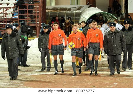 TOMSK, Federacja Rosyjska - 21 listopada: Mecz piłki nożnej Mistrzostwa Rosji wśród Tom'(Tomsk) - Rostov (Rosto