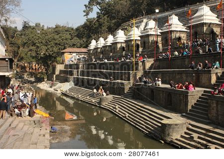 カトマンズ, ネパール - 1 月 2日: 火葬パシュパティナート寺院、銀行で中川 B の
