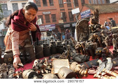 KATHMANDU, Nepál - 6. ledna: Žena prodává suvenýry v Durbar Square, to je jeden ze tří royal