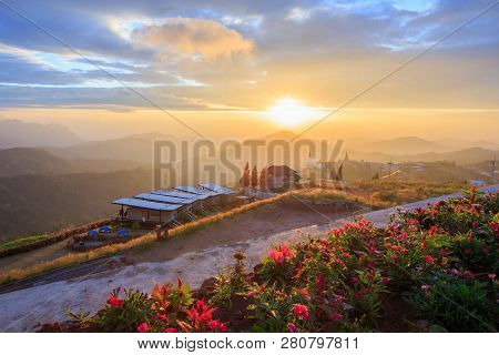 Landskappe Morning Sunrise In A Beautiful Natural Valley Background And  Bungalow .wat Pha Kaeo,in P