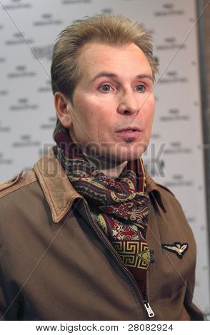 มอสโก - 18 เมษายน: Alexander Malinin นักร้องที่ปฐมทัศน์ kompozitor Raimonds พอลส์และกวี Ilya Rezni