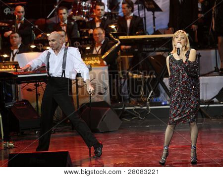 มอสโก - 18 เมษายน: Tatjana Bulanova นักร้องที่ปฐมทัศน์ kompozitor Raimonds พอลส์และกวี Ilya Reznik
